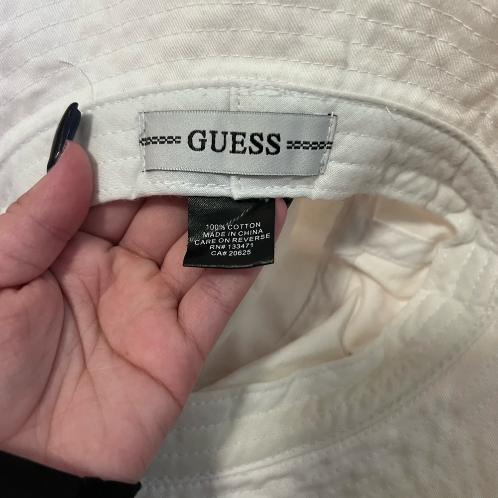 Guess bucket hat